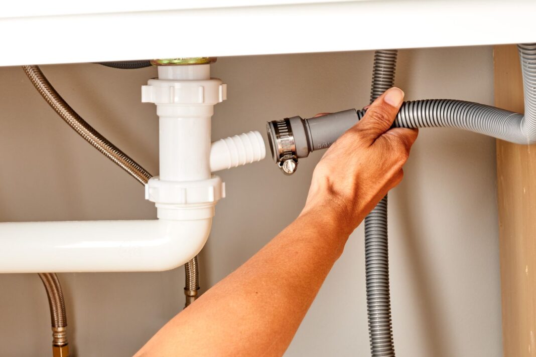 Comment raccorder le tuyau d'évacuation du lave-vaisselle au siphon ? Guide étape par étape