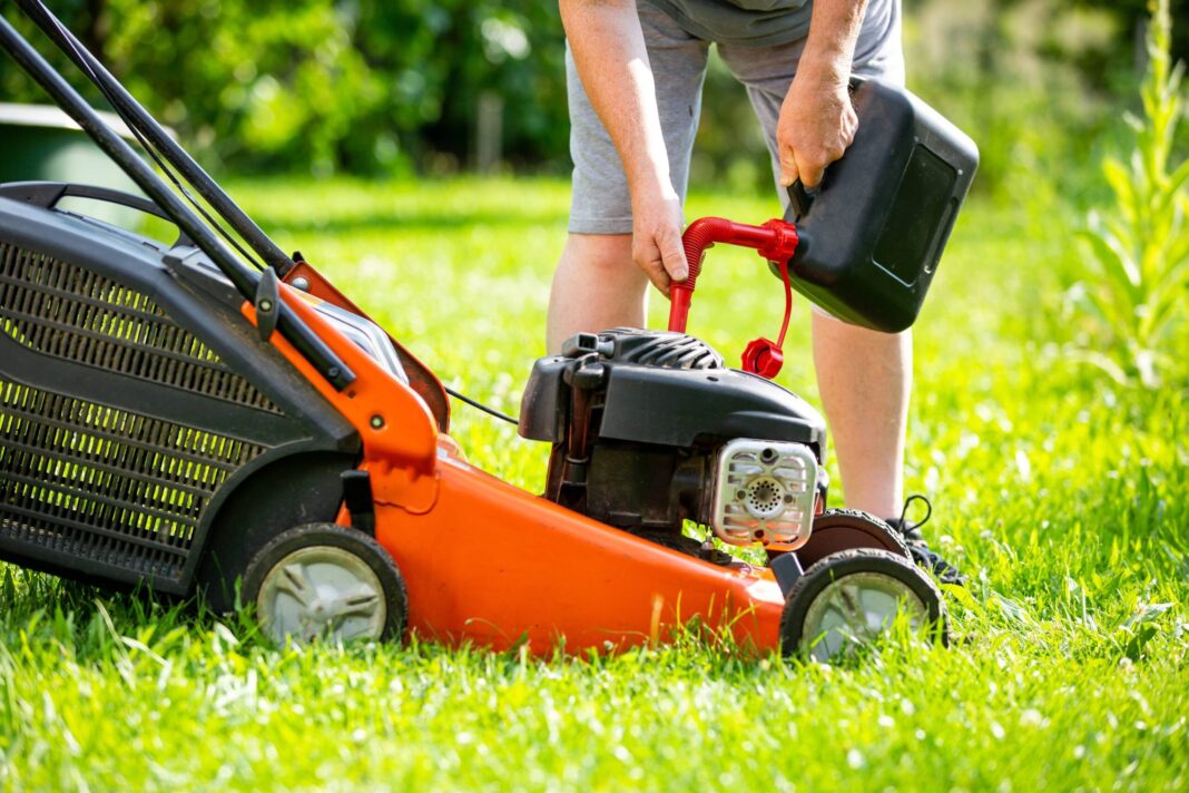 Quel type d'essence pour une tondeuse à gazon ? Guide pratique pour choisir le carburant et entretenir le moteur